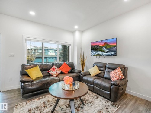 3807 Weidle Crescent, Edmonton, AB - Indoor Photo Showing Living Room