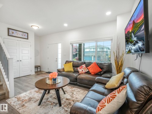 3807 Weidle Crescent, Edmonton, AB - Indoor Photo Showing Living Room
