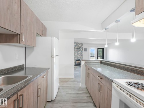 303 10528 29 Avenue, Edmonton, AB - Indoor Photo Showing Kitchen