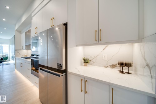 21 Starling Way, Fort Saskatchewan, AB - Indoor Photo Showing Kitchen With Upgraded Kitchen