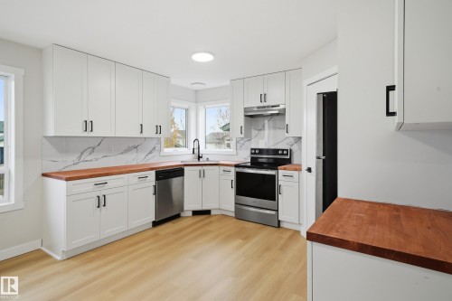 120 Premiere Crescent, Blackfalds, AB - Indoor Photo Showing Kitchen