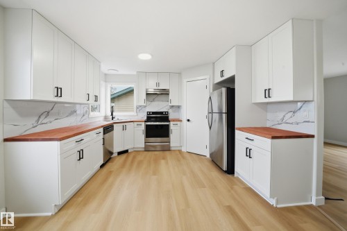 120 Premiere Crescent, Blackfalds, AB - Indoor Photo Showing Kitchen