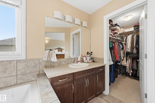 1590 Chapman Way Sw, Edmonton, AB - Indoor Photo Showing Bathroom