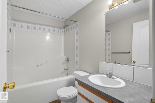 13327 155 Avenue, Edmonton, AB - Indoor Photo Showing Bathroom