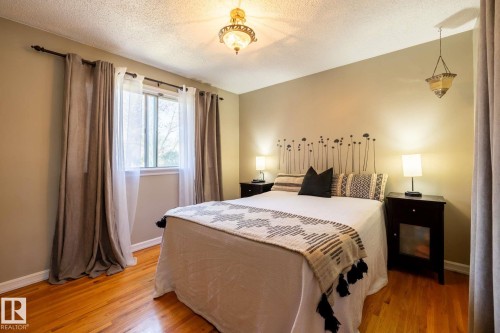 12121 39 Street, Edmonton, AB - Indoor Photo Showing Bedroom