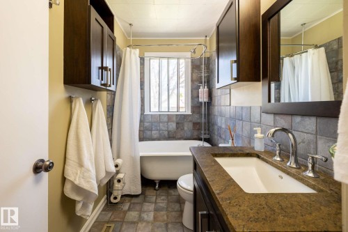 12121 39 Street, Edmonton, AB - Indoor Photo Showing Bathroom
