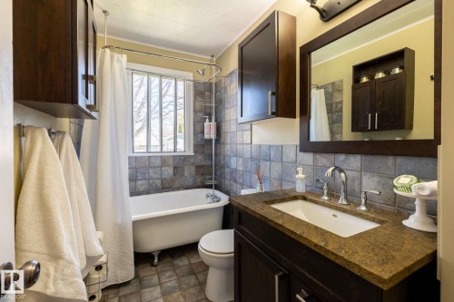 12121 39 Street, Edmonton, AB - Indoor Photo Showing Bathroom