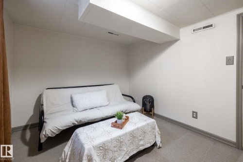 12121 39 Street, Edmonton, AB - Indoor Photo Showing Bedroom