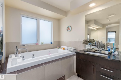 1681 Toane Wynd, Edmonton, AB - Indoor Photo Showing Bathroom