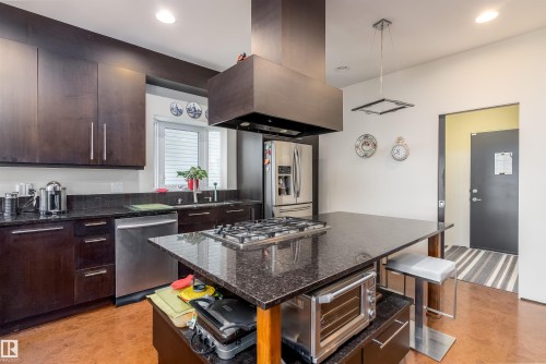 1681 Toane Wynd, Edmonton, AB - Indoor Photo Showing Kitchen With Upgraded Kitchen