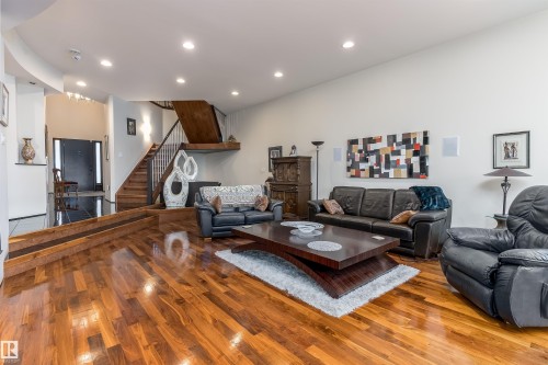 1681 Toane Wynd, Edmonton, AB - Indoor Photo Showing Living Room