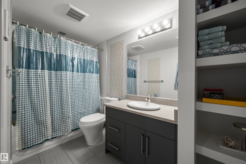 9803 74 Avenue, Edmonton, AB - Indoor Photo Showing Bathroom