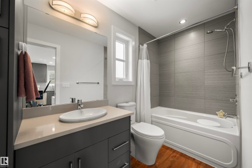 9803 74 Avenue, Edmonton, AB - Indoor Photo Showing Bathroom