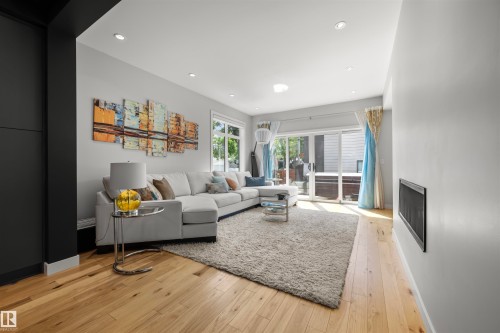9803 74 Avenue, Edmonton, AB - Indoor Photo Showing Living Room
