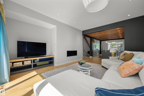 9803 74 Avenue, Edmonton, AB - Indoor Photo Showing Living Room