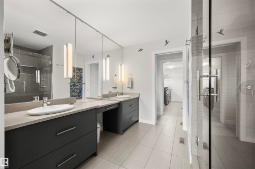 9803 74 Avenue, Edmonton, AB - Indoor Photo Showing Bathroom