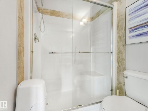 648 Lewis Greens Drive, Edmonton, AB - Indoor Photo Showing Bathroom