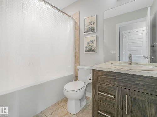 648 Lewis Greens Drive, Edmonton, AB - Indoor Photo Showing Bathroom