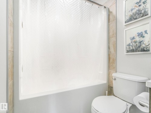 648 Lewis Greens Drive, Edmonton, AB - Indoor Photo Showing Bathroom