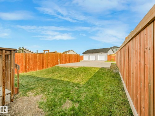 648 Lewis Greens Drive, Edmonton, AB - Outdoor