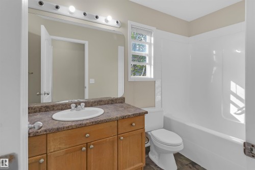 460 Gibb Wynd, Edmonton, AB - Indoor Photo Showing Bathroom