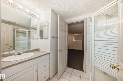 12807 121 Avenue, Edmonton, AB - Indoor Photo Showing Bathroom