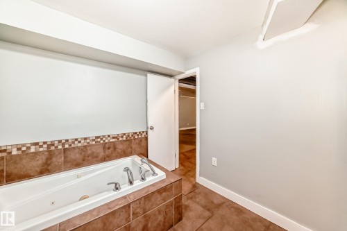 14112 59 Street Nw, Edmonton, AB - Indoor Photo Showing Bathroom