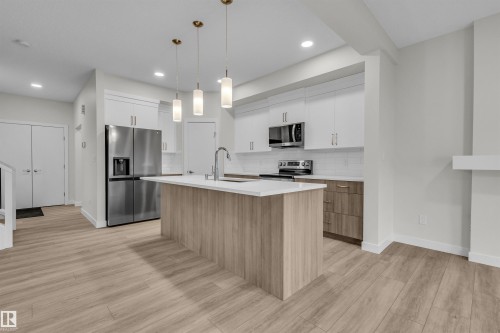 304 Brae Way, Leduc, AB - Indoor Photo Showing Kitchen With Upgraded Kitchen