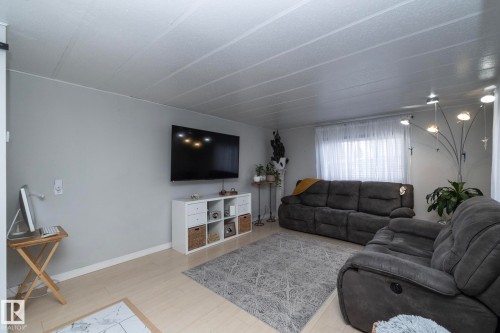 1011 West Mount Crescent, Edmonton, AB - Indoor Photo Showing Living Room
