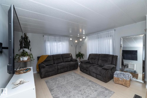 1011 West Mount Crescent, Edmonton, AB - Indoor Photo Showing Living Room