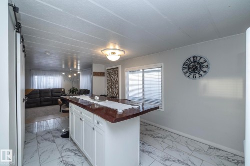 1011 West Mount Crescent, Edmonton, AB - Indoor