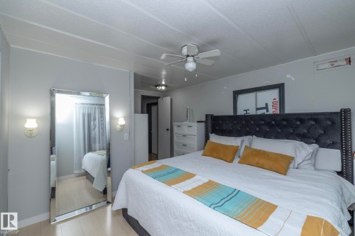 1011 West Mount Crescent, Edmonton, AB - Indoor Photo Showing Bedroom