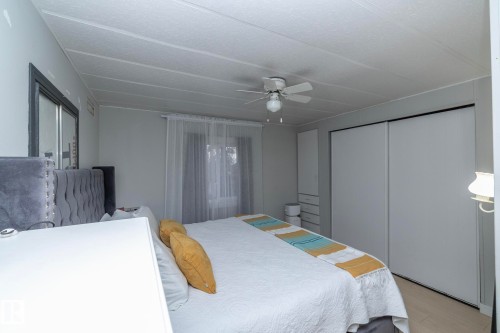 1011 West Mount Crescent, Edmonton, AB - Indoor Photo Showing Bedroom