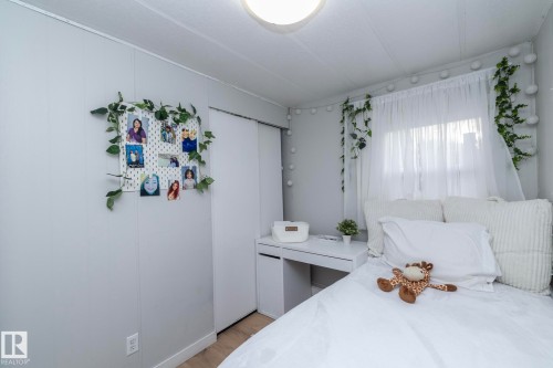 1011 West Mount Crescent, Edmonton, AB - Indoor Photo Showing Bedroom
