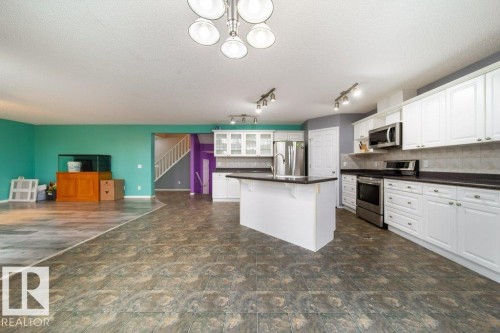 6 Lansing, Spruce Grove, AB - Indoor Photo Showing Kitchen