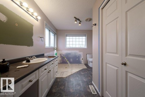 6 Lansing, Spruce Grove, AB - Indoor Photo Showing Bathroom