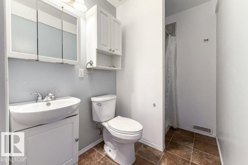 6 Lansing, Spruce Grove, AB - Indoor Photo Showing Bathroom