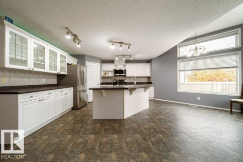 6 Lansing, Spruce Grove, AB - Indoor Photo Showing Kitchen