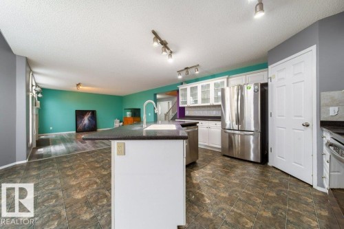 6 Lansing, Spruce Grove, AB - Indoor Photo Showing Kitchen