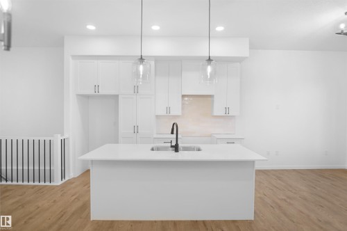 7507 Observer Lane, Edmonton, AB - Indoor Photo Showing Kitchen With Upgraded Kitchen