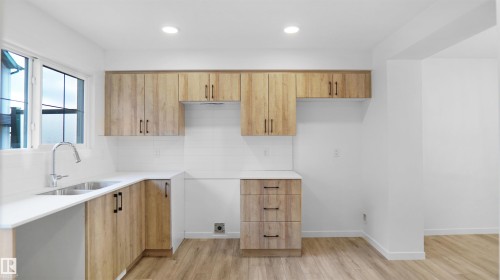 19 29 Airport Road, Edmonton, AB - Indoor Photo Showing Kitchen With Double Sink