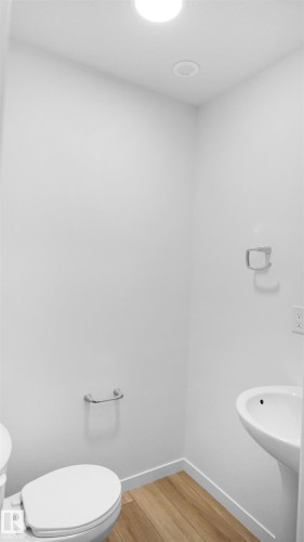 19 29 Airport Road, Edmonton, AB - Indoor Photo Showing Bathroom