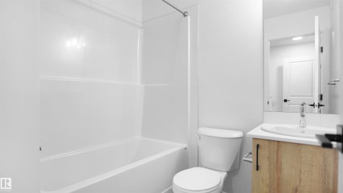 19 29 Airport Road, Edmonton, AB - Indoor Photo Showing Bathroom