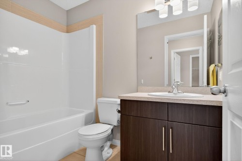 1717 Chapman Way Sw, Edmonton, AB - Indoor Photo Showing Bathroom