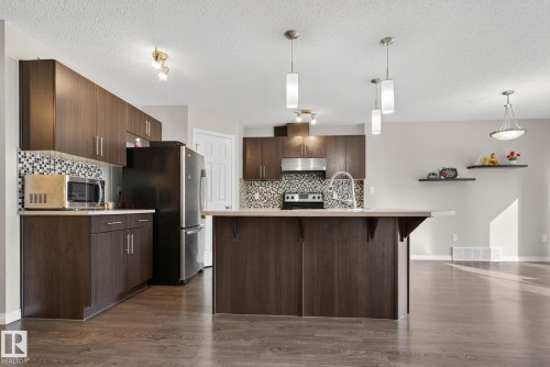 1717 Chapman Way Sw, Edmonton, AB - Indoor Photo Showing Kitchen With Upgraded Kitchen