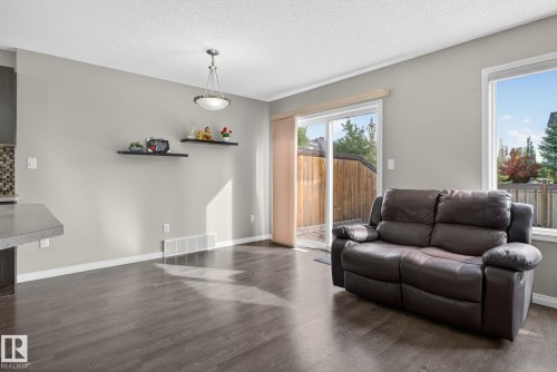 1717 Chapman Way Sw, Edmonton, AB - Indoor Photo Showing Living Room