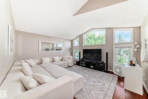 20604 48 Avenue, Edmonton, AB - Indoor Photo Showing Living Room