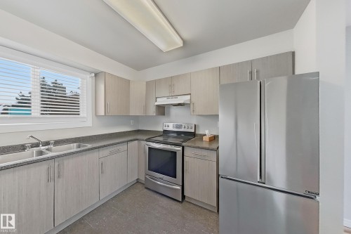 24 3812 20 Avenue, Edmonton, AB - Indoor Photo Showing Kitchen With Double Sink