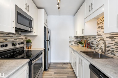 17129 109 Street, Edmonton, AB - Indoor Photo Showing Kitchen With Stainless Steel Kitchen With Double Sink With Upgraded Kitchen