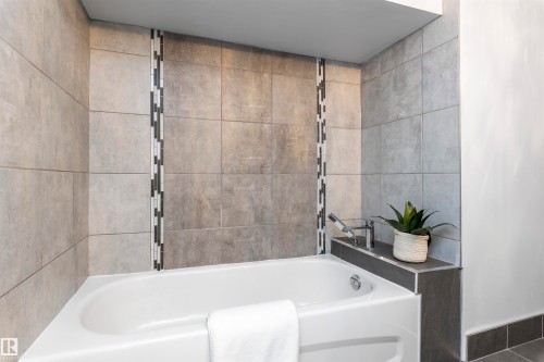 17129 109 Street, Edmonton, AB - Indoor Photo Showing Bathroom